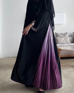 Abaya noire en satin de coupe A pour adultes, faite à la main, style XXL à volants avec des côtés ombrés captivants inspirés de Dubaï - Product Image 2