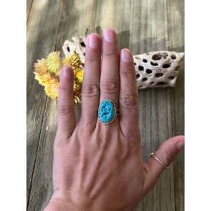 Anillo de Plata de Ley con Turquesa Kingman Hecho a Mano por los Navajo, con Engaste de Oro Rosa, Talla 7.75, Regalo, Marca Privada Licenciada 'IS' - Product Image 2