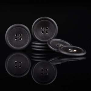 Botón de cuerno de búfalo negro Natural de la mejor calidad de Noshahi, respetuoso con el medio ambiente, tela de hueso de alta calidad, juguetes masticables sostenibles para mascotas - Product Image 1