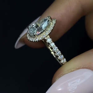 Anillo de Diamantes de Laboratorio con Certificación IGI, 1.80 Quilates, Corte Pera, Color D, Claridad VVS-VS, con Halo y Corte Catedral, Accesorio de Compromiso y Boda para Mujer - Product Image 6
