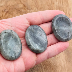 Pierres de méditation ovales en labradorite naturelle faites à la main pour la guérison et la méditation REIKI-KALA CULTURE Vente en gros - Product Image 3