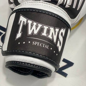 Guantes de Boxeo con Diseño Completo Estampado, Modelo Twins, Transpirables, que Absorben la Humedad, con Cierre de Cordones, Personalizables, para Artes Marciales y Muay Thai - Product Image 2