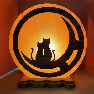 Lampada di Sale Rosa dell'Himalaya Intagliata a Mano da 5 kg con Design Gatti sulla Luna, Luce Calda, Base in Legno, Lampada Notturna da 15W - Product Image 1