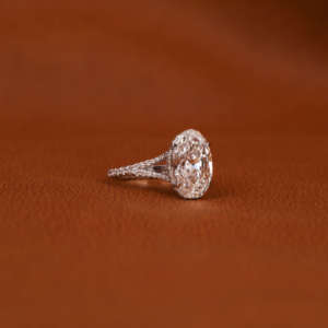 แหวนหมั้นสไตล์คลาสสิกสีทอง18K พร้อมรัศมีที่ซ่อนอยู่แหวนตัดวงรีทำจากเพชรผ่านการรับรอง IGI - Product Image 6