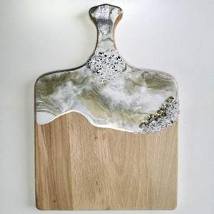 Planche à découper en bois avec vagues bleues et blanches fabriquées à la main, design rond durable pour une présentation élégante et une cuisine quotidienne - Product Image 4