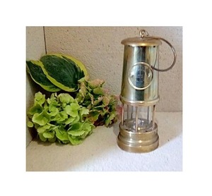 Lampe de mineur en laiton antique durable et authentique pour la décoration de mariages à thème historique et le style intérieur - Product Image 1