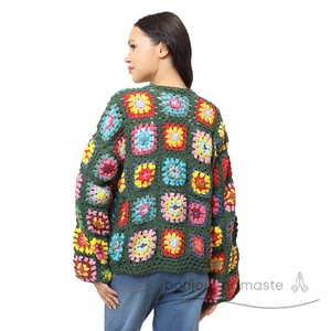 Giacca fatta a mano all'uncinetto da donna Cardigan in maglia Boho sostenibile da donna - Product Image 2