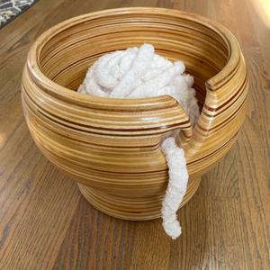 Bol à fil en bois lisse, fait main, écologique, style simple, portable, léger, forme personnalisée, avec fente pour le rangement des fils - Product Image 1