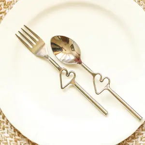 Độc quyền bán Vàng muỗng nĩa dao thép không gỉ hình trái tim xử lý đồ ăn thiết lập dao kéo có sẵn với biểu tượng tùy chỉnh