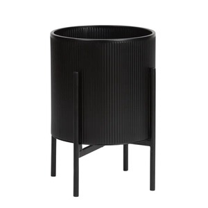 Maceta de diseño de metal dorado elaborada con detalles artísticos que brinda un aspecto lujoso y elegante a los interiores - Product Image 3