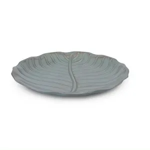 Plateau de service moderne en métal en forme de feuille de designer Finition de luxe élégante pour un hôtel ou une maison élégant pour servir des plats - Product Image 1