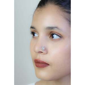 Swadeshi Pitara Bijou de piercing de nez pour femme en argent 925, fileté intérieurement, avec fleur en zircon sertie à griffes, style Nazakat, pour mariage - Product Image 4