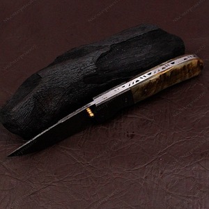Couteau pliant en acier damas élégant fait à la main Qualité Poignée en corne personnalisée Couteaux de camping de poche pour la coupe. - Product Image 4