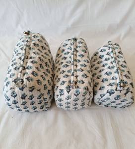 Pochette de maquillage en coton matelassé à motif floral, pochette de voyage élégante pour cosmétiques, fermeture éclair, fabricant en gros, étui à cosmétiques - Product Image 1