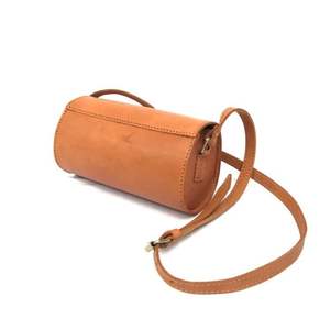 Meilleur produit sac à bandoulière compact en cuir en forme de tonneau Une pièce de déclaration minimaliste faite à la main d'Indonésie - Product Image 6