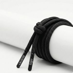 Cordón de Alta Calidad Ecológico, Plano y Trenzado, 100% Algodón Recubierto, con Logotipo Personalizado, Moderno, con Extremos Metálicos Recubiertos de Silicona, para Prendas - Product Image 1