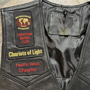 Vintage cuir gilet hommes noir chrétien motard patchs broderie Moto Top qualité sur mesure nouveau Style 2025 gilets personnalisés - Product Image 3