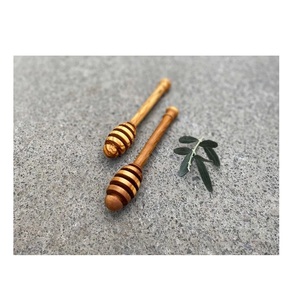 Cuchara de miel de madera de haya natural para esparcir jarabe de miel y alimentos pegajosos en uso en la cocina - Product Image 1