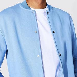 Blouson Bomber Varsity Bleu Clair Homme Unisexe Casual Bouton Col Montant Tissu Doux Option Logo Personnalisé Vêtement d'Extérieur Léger - Product Image 4