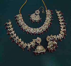 Joyería elegante, función de boda india, piedra CZ tachonada con collar de trabajo de perlas, conjunto de pendientes con cadena para el cabello y conjunto Mangtika - Product Image 1