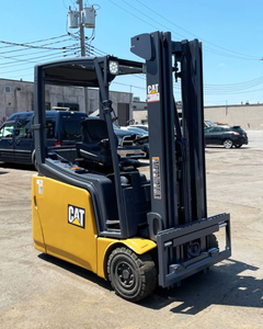 Chariot élévateur électrique à 3 roues 48V CAT 2ETC3000 avec une capacité de 3000 lb - Product Image 1