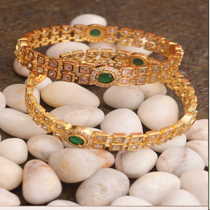 Brazalete de latón chapado en oro antiguo hecho a mano con grabado floral para bodas tradicionales indias - Product Image 3