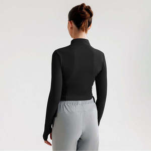 Top Corto Negro Summit para Gimnasia, Ropa Enfocada en el Rendimiento - Product Image 2