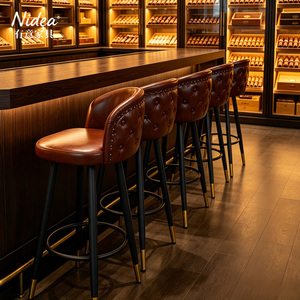 Tabouret <span class=keywords><strong>de</strong></span> <span class=keywords><strong>bar</strong></span> en cuir marron rétro <span class=keywords><strong>de</strong></span> luxe avec dossier capitonné, pieds en métal <span class=keywords><strong>noir</strong></span> et embouts dorés, <span class=keywords><strong>chaise</strong></span> d'îlot <span class=keywords><strong>de</strong></span> cuisine - Product Image 4