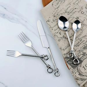 ชุดเครื่องใช้บนโต๊ะอาหารสีทองเงาทำจากทองเหลืองพร้อมด้ามจับที่ไม่เหมือนใครสำหรับโต๊ะอาหารในโรงแรมและภัตตาคาร - Product Image 6