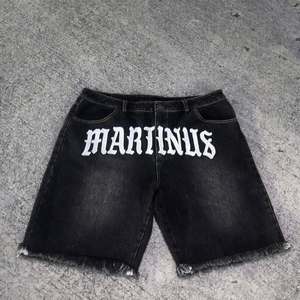 กางเกงยีนส์ขาสั้นทรงหลวมสำหรับผู้ชายกางเกงวินเทจปักลายสีพื้นสไตล์ฮิปฮอปลำลอง - Product Image 2