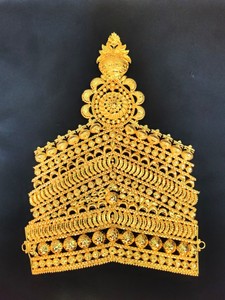 มงกุฎจากโลหะทองคำบริสุทธิ์ทำจากโลหะทองคำบริสุทธิ์ออกแบบมาอย่างมีเอกลักษณ์มงกุฎสไตล์ดั้งเดิมสำหรับขายโดยผู้ส่งออกอินเดีย - Product Image 2