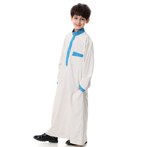 Thobe Árabe Islámico Tradicional Moderno para Niños, Túnica Larga Personalizada de Tela, Al Daffah con Parche Personalizado en el Pecho - Product Image 3