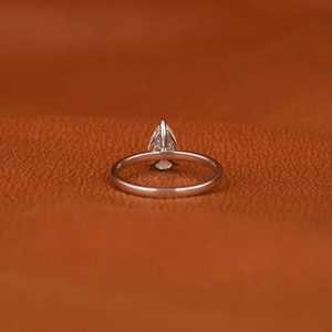 Anillo de Compromiso con Diamante Moissanite Corte Pera de 1.0 CT con Certificación IGI, Engaste de Plata 925, Estilo Moderno para Boda - Product Image 4