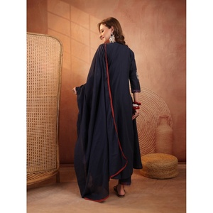 Magnifique ensemble de kurta pour femmes en pur coton, orné de broderies florales exquises et d'un travail de fil régulier, coupe confortable, Inde/Pakistan - Product Image 1