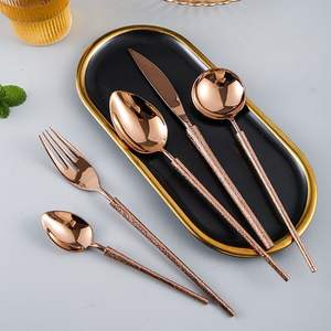 Couverts en métal argenté brillant avec finition réfléchissante idéal pour les services de mariage ou les repas de banquet - Product Image 2