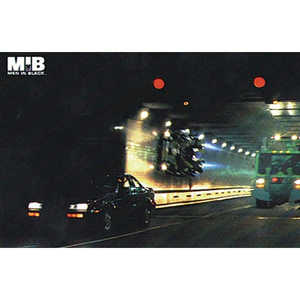 Tarjeta postal con imagen de hombres en negro - Product Image 1