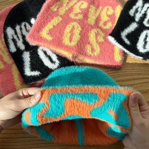 Gorro de invierno Mohair de algodón 100% personalizado, gorro Unisex cómodo, diseño Jacquard para adultos, patrón de dibujos animados para hombre y mujer - Product Image 1