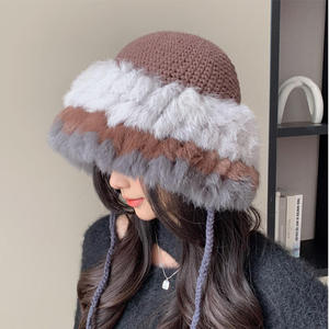 Venta al por mayor de fábrica: Gorro de cubo de estilo coreano de ganchillo con orejeras de felpa y pañuelo para la cabeza, gorro cálido para mujer para viajes al aire libre - Product Image 2