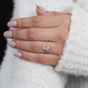 Anillo de Compromiso Romántico con Diamante de Laboratorio de Corte Radiante, Banda Bypass, Joyería de Platino con Baño de Rodio, Tecnología de Incrustación Fina, Promesa 2.600 - Product Image 5