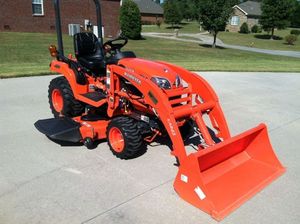 Acheter un tracteur sous-compact Kubota BX2380 pour une productivité maximale dans les espaces restreints, conception durable à faible entretien - Product Image 3