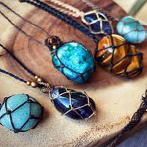 สร้อยข้อมือหินอาเกตทรงวินเทจทำมือจาก HARI OM CREATIONS ประดับเชือกมาคราเม่สไตล์โบโฮ ชุบทอง หลากสี ขายดี - Product Image 1