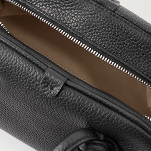 Sac à bandoulière noir en cuir véritable pour femme avec fermeture à glissière |   Sac à main structuré élégant |   Sac à main minimaliste de luxe pour un usage quotidien - Product Image 3