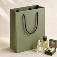 Sac de courses en papier recyclable personnalisé avec logo en aluminium pour l'emballage de sérum de soin de la peau, de flacons de parfum et de montres