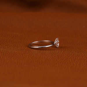 Anillo de compromiso de diamante cultivado en laboratorio rosa claro certificado Oro sólido de 14KT con ajuste de bisel Retrato Solitario Certificado IGI - Product Image 2