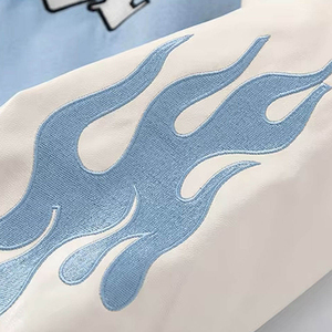 เสื้อแจ็คเก็ตวาร์ซิตี้สีฟ้าอ่อน ปักลายต้นปาล์ม LA ที่แขนเสื้อ ลายเปลวไฟ สไตล์พรีปปี้ สำหรับทุกเพศ เหมาะสำหรับใส่ในฤดูใบไม้ร่วง - Product Image 3