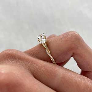 Anillo de Compromiso de Diamantes de Laboratorio Redondos para Mujer, con Tres Piedras y Banda Trenzada, Certificado IGI, Color D-E-F, 2.50 Quilates en Total - Product Image 5