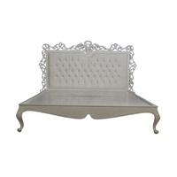 Ensemble de chambre à coucher de style européen, lit king size en bois massif avec commode, miroir, tables de chevet, finition antique, literie en velours