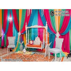 Joli mariage Punjabi Sangeet scène balançoire ensemble moderne Mehndi scène argent balançoire avec chaise dames Sangeet décor scène avec balançoire - Product Image 1