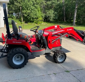 Tracteur agricole à roues 4x4 Massey Ferguson GC2400 70 CV avec chargeur et pompe moteur, haute sécurité - Product Image 1