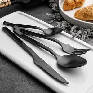 Juego de Cubiertos Modernos con Acabado Dorado Mate y Mango Blanco, Ideal para Decoración de Mesa de Comedor y Eventos, de la India - Product Image 5